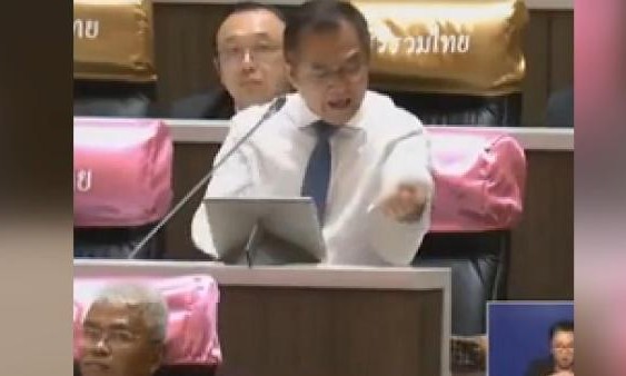 Tayland’da milletvekili meclis konuşmasında kolunu kesti