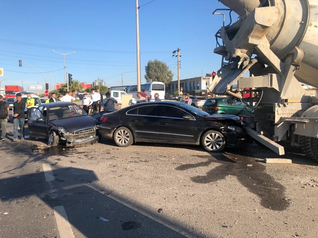 Manisa’da, 3 aracın karıştığı zincirleme kazada 3 kişi yaralandı