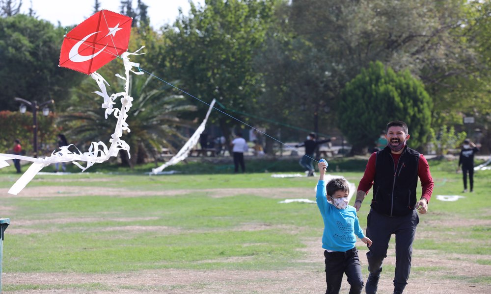 Bucalı çocuklar güzel havanın tadını uçurtmayla çıkardı