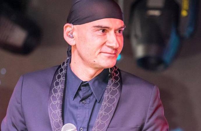 Ünlü şarkıcı Altay, koronavirüse yakalandı
