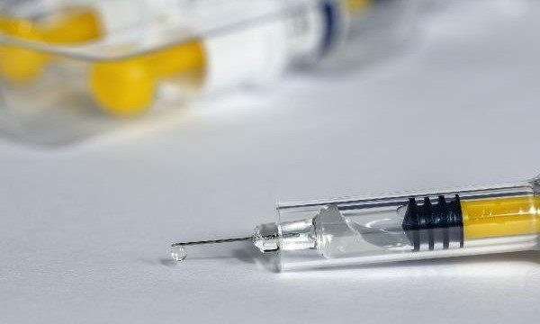 İngiltere koronavirüs aşısının dağıtım tarihini açıkladı