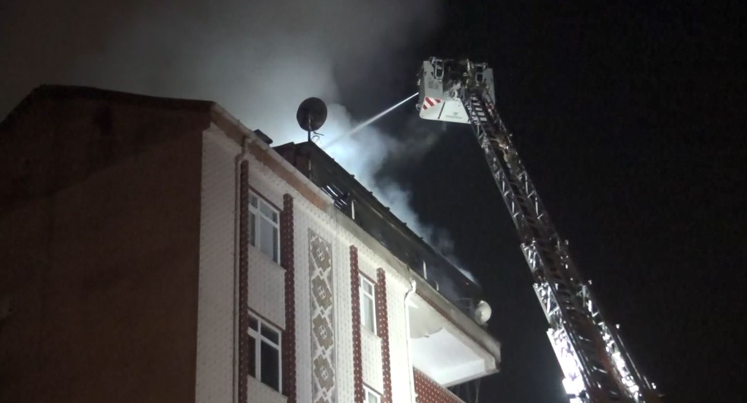 Esenyurt’ta 7 katlı binanın çatısı alev alev yandı