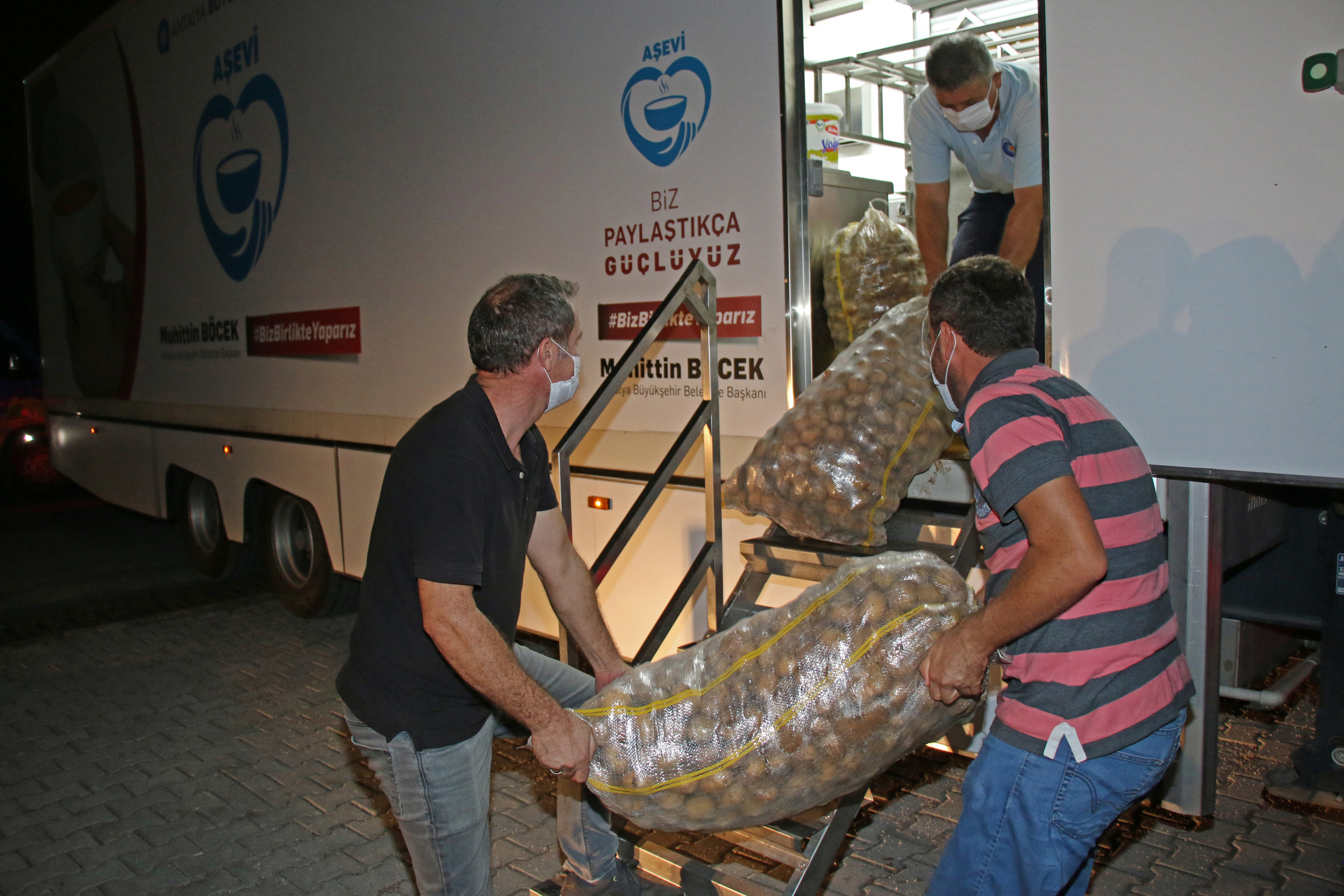 Antalya, depremzedeler için seferber oldu