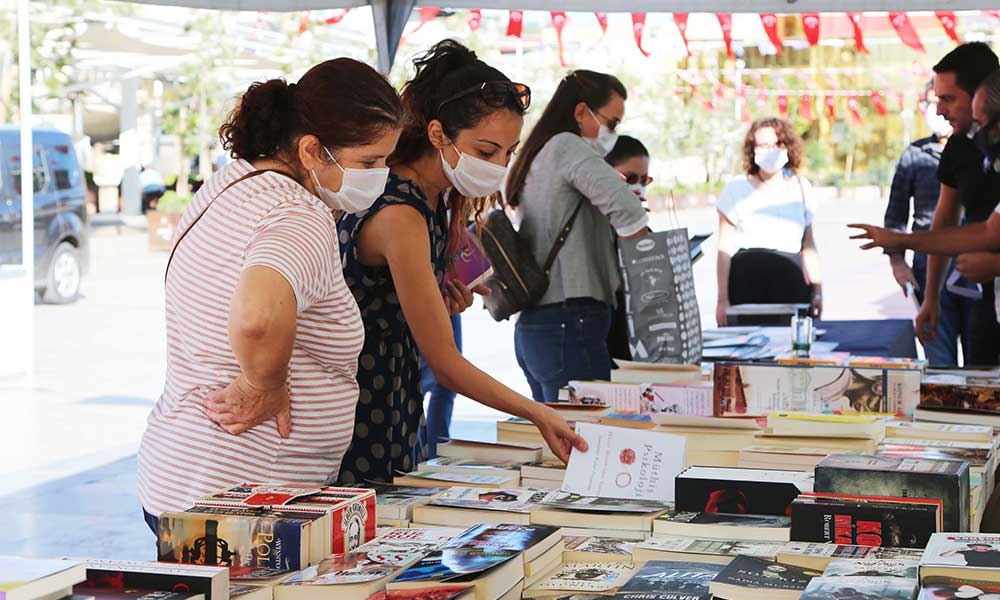 Başkan Atay Edebiyat Otobüsünü ziyaret etti