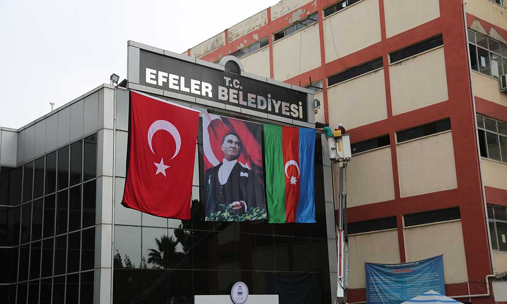 Efeler Belediyesi’ne kardeş ülke bayrağı