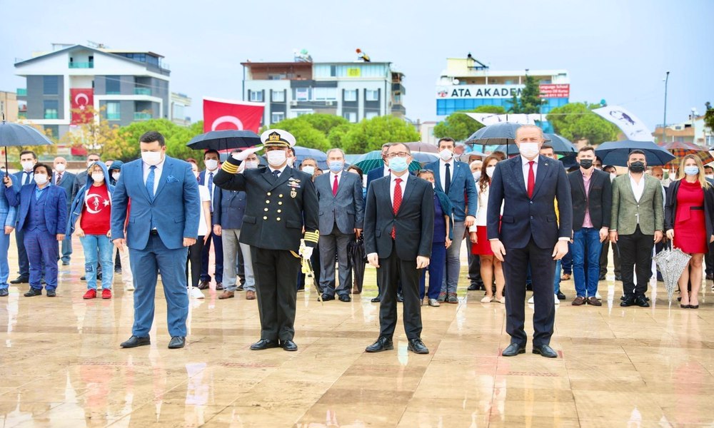 Didim’de 29 Ekim Cumhuriyet Bayramı kapsamında çelenk koyma töreni düzenlendi