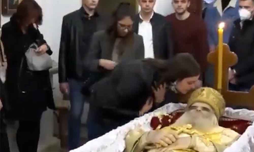 Karadağ’da koronavirüsten ölen başpiskoposu öperek uğurladılar