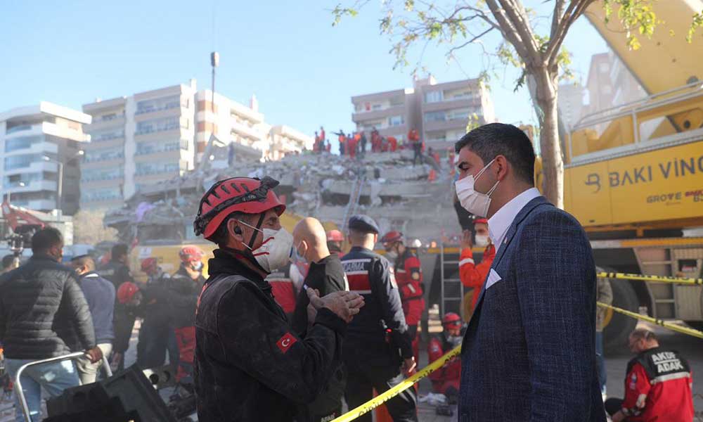Kartal Belediye Başkanı Gökhan Yüksel İzmir’de deprem bölgesinde incelemelerde bulundu