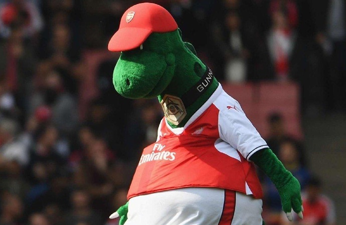 Arsenal’in işten kovduğu maskota Mesut Özil sahip çıktı!