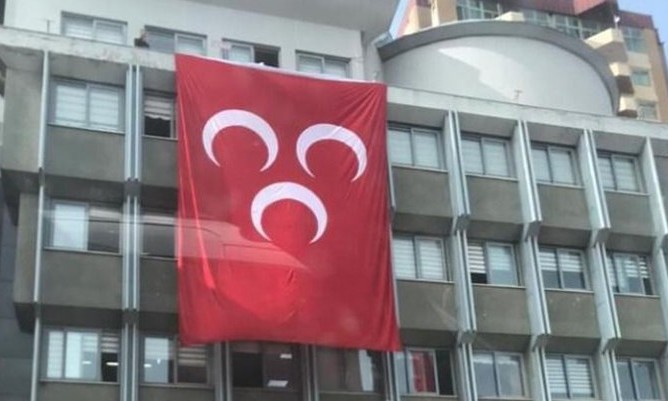 İYİ Parti’li belediye binasına MHP bayrağı asıldı