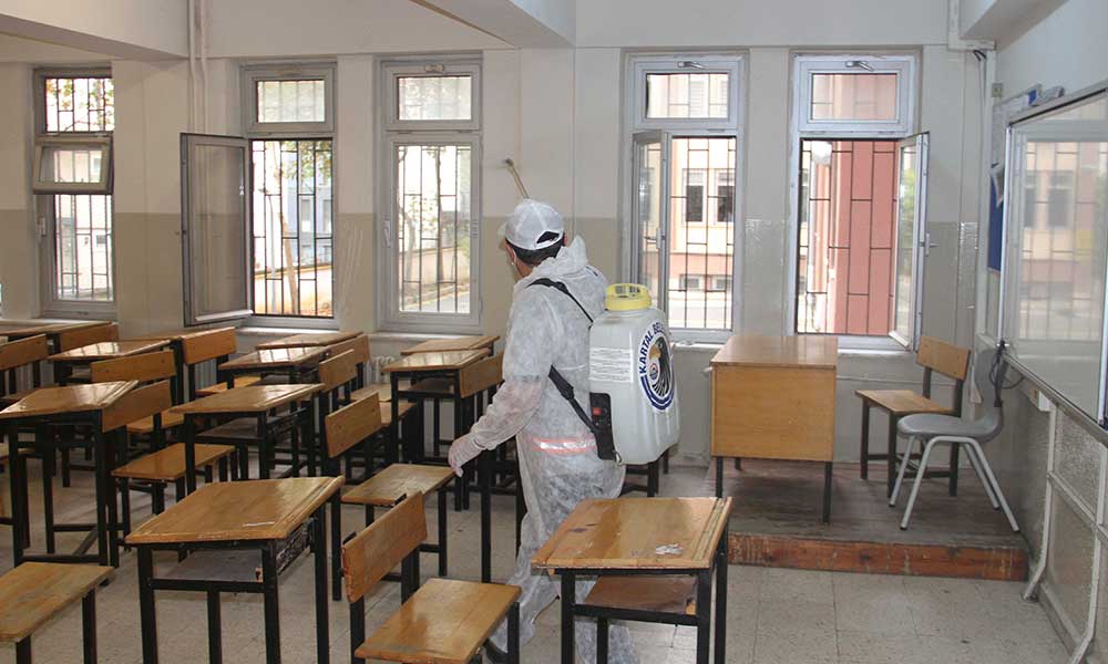 Kartal Belediyesi öğrencileri ile buluşacak okulları dezenfekte ediyor