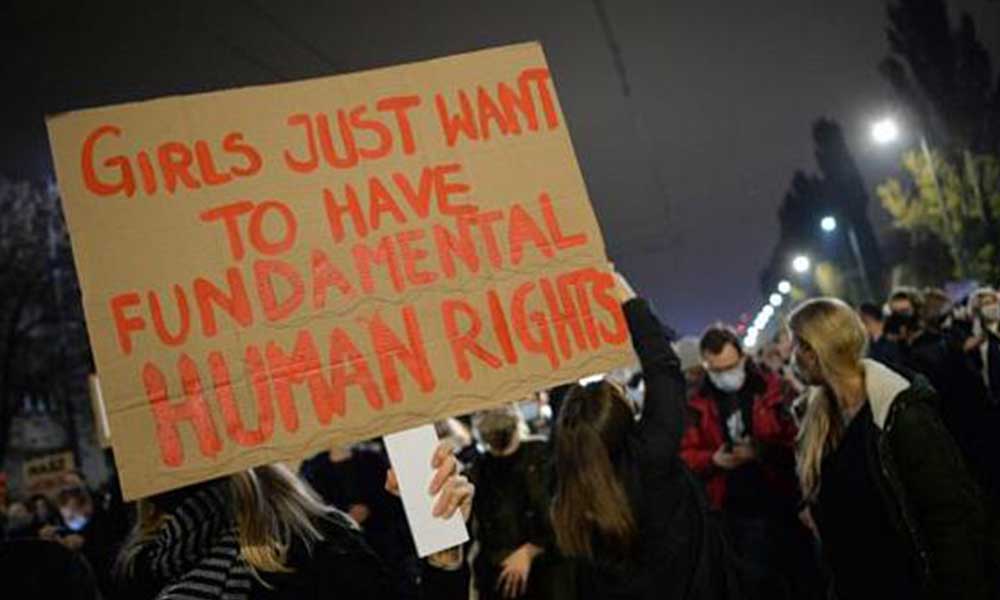 Polonyalı kadınlar kürtaj yasağına karşı greve gitti