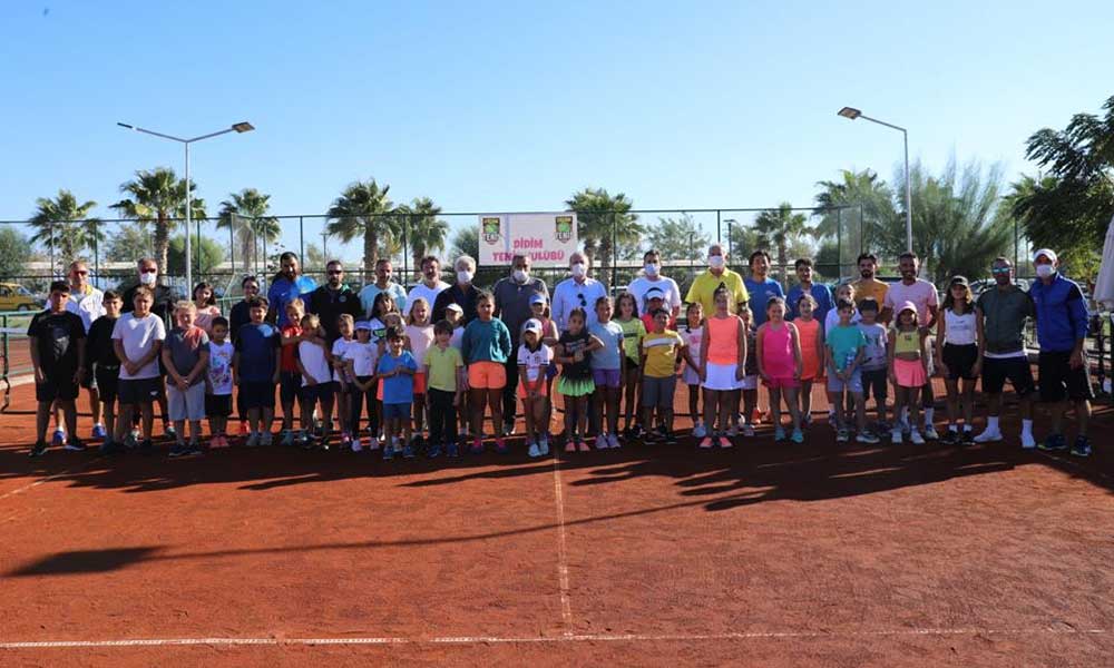 Başkan Atabay tenis şenliğine katıldı