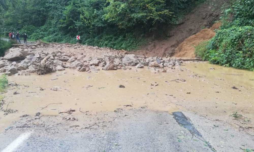 Şiddetli yağış, 20 köyü ulaşıma kapattı