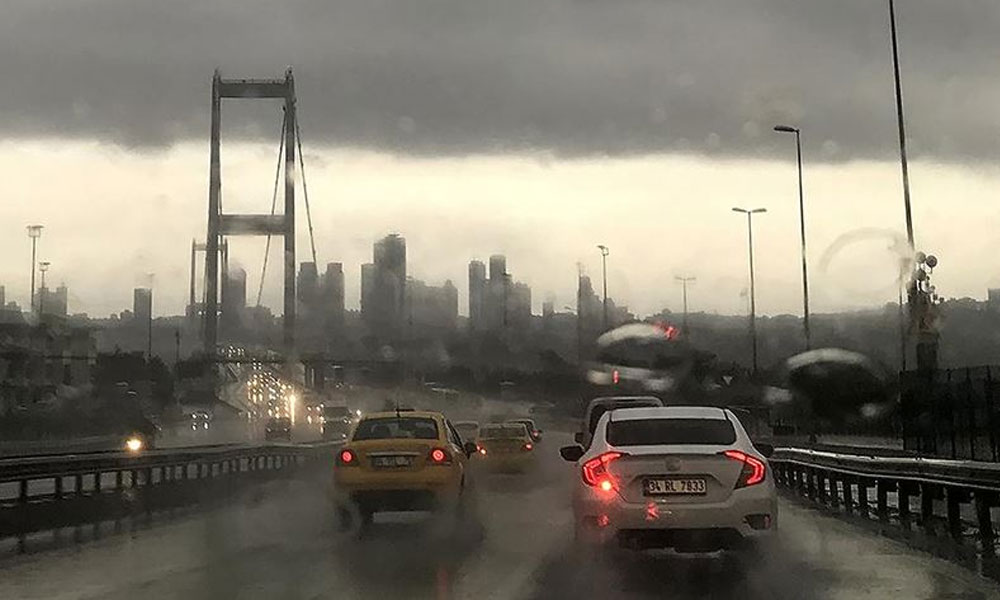 İstanbul’da yağmur sürücülere zor anlar yaşattı