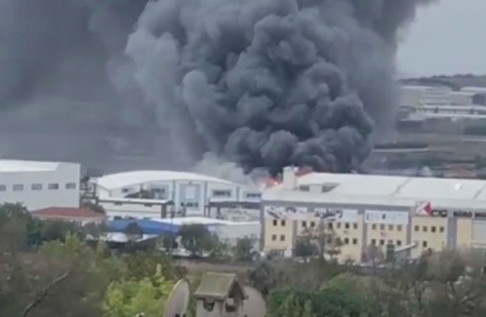 Silivri’de sünger fabrikasında yangın