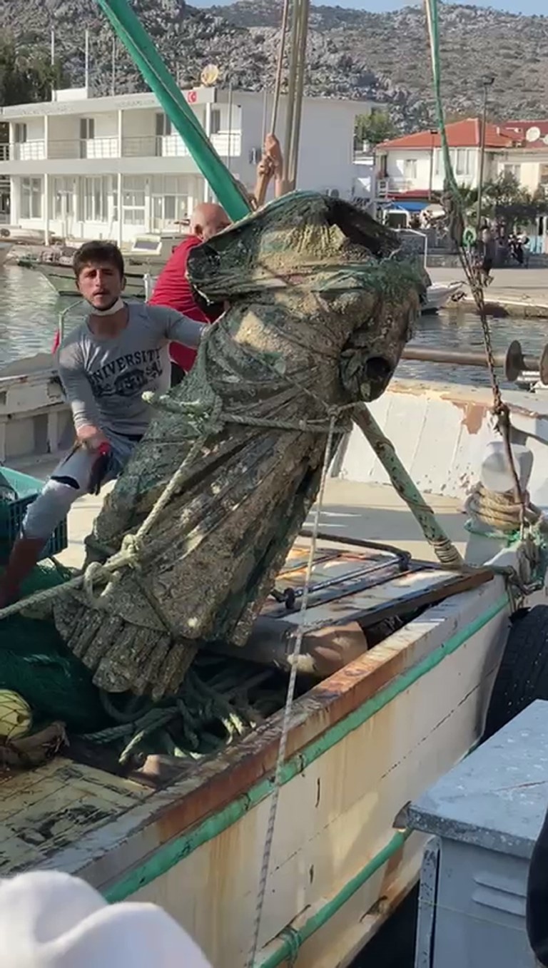 Marmaris’te balıkçı ağlarına takılan heykel, herkesi şaşırttı!