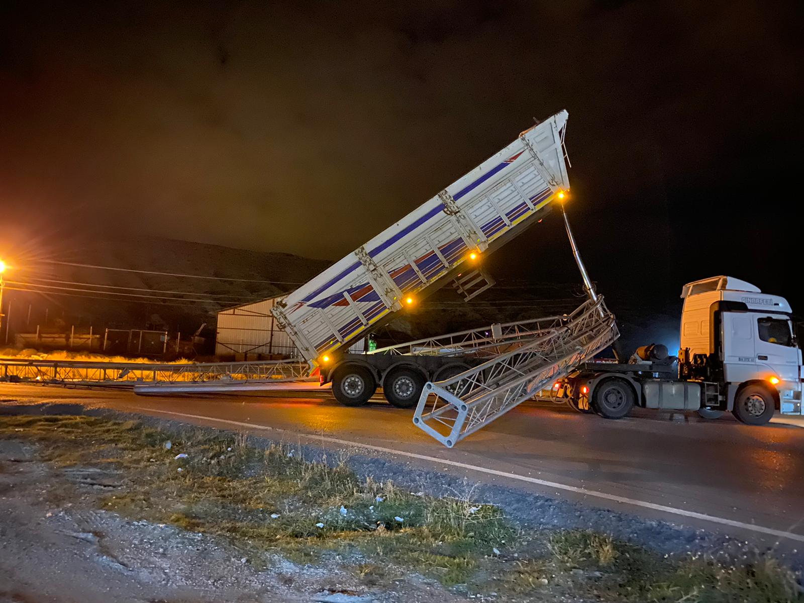 Damperi açık unutulan TIR, KGYS direğini devirdi