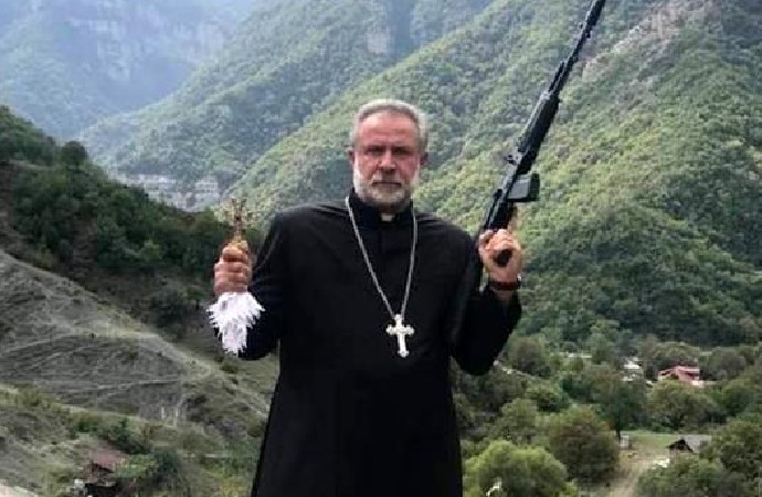 “Kelbecer’i terk etmeyeceğim” diyen rahip Erivan’a kaçtı