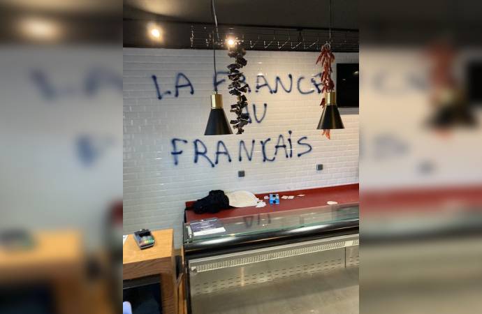 Fransa’da Türk dükkanına saldırı; “Fransa, Fransızlarındır”