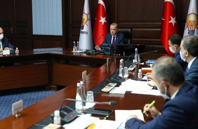 AKP’de iki ayrı toplantı; teşkilatların yenilenmesi süreci başladı