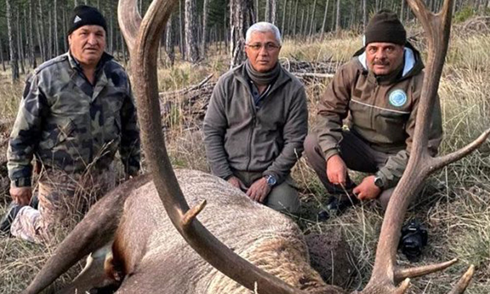 Eski MHP’li başkanın nesli tükenmekte olan kızıl geyik avı tepki çekti