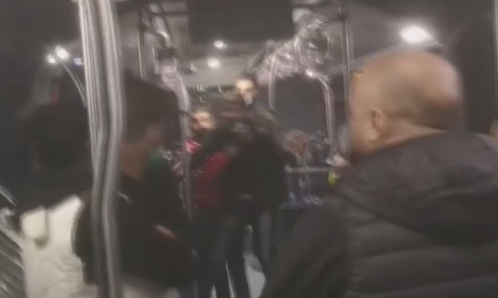 Dehşet anları! Metrobüste bıçaklı yan baktın kavgası