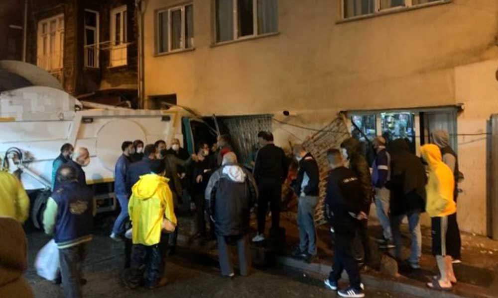 Beyoğlu’nda freni tutmayan çöp kamyonu binaya çarptı