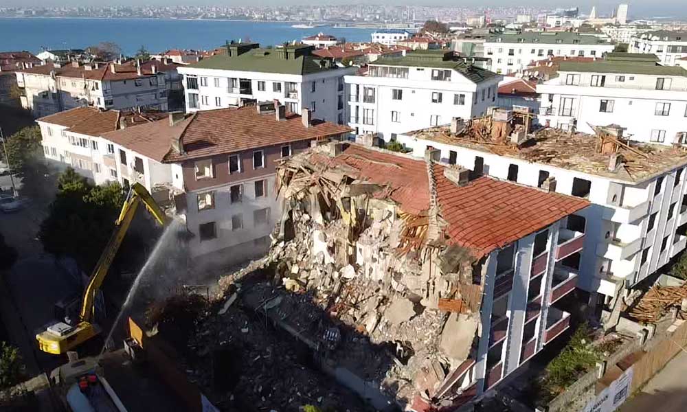 Büyükçekmece’de deprem riski taşıyan 13 hasarlı bina yıkıldı