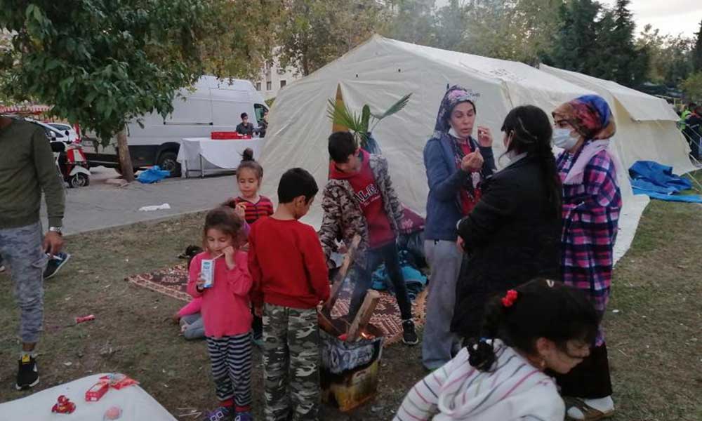 Deprem sonrası evleri hasar gören yurttaşlar çadırlarda kalıyor: 4 aile bir arada kalıyoruz