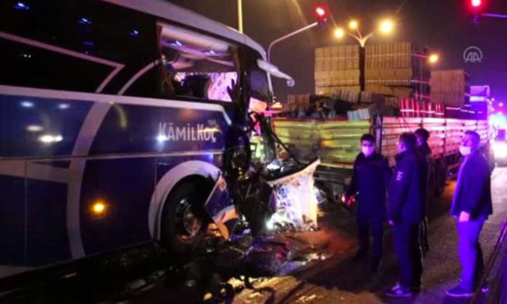 Yolcu otobüsü tırla çarpıştı: 1 ölü, 8 yaralı