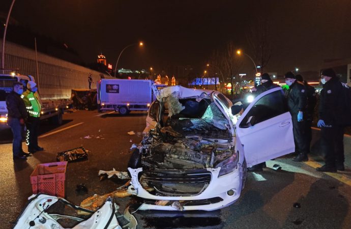Alkollü sürücü ekmek yüklü kamyonete çarptı: 2 ölü, 2 yaralı