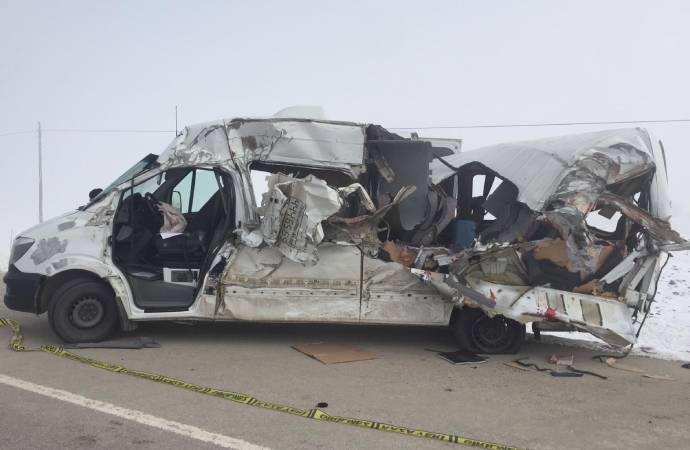 Hakkari’de TIR ile yolcu minibüsü çarpıştı: 4 ölü