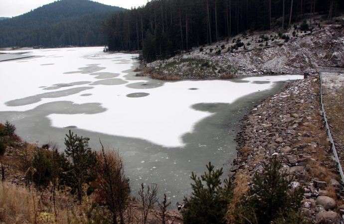 Bolu’da, Sarıalan Göleti buz tuttu