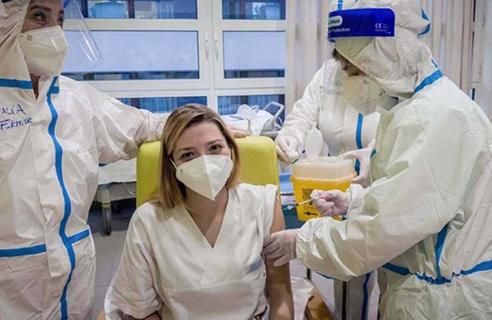 Amerika’da aşı yaptıran hemşire koronavirüse yakalandı, uzmanlar ‘beklenmedik değil’ dedi!