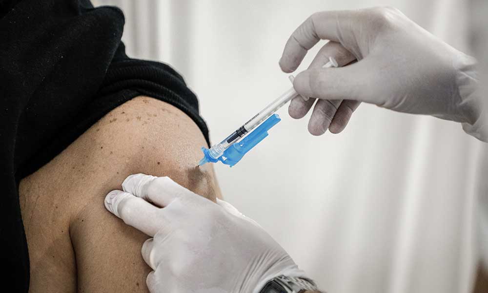 Salgında kritik viraj… Koronavirüs aşısı vurulmaya başlandı