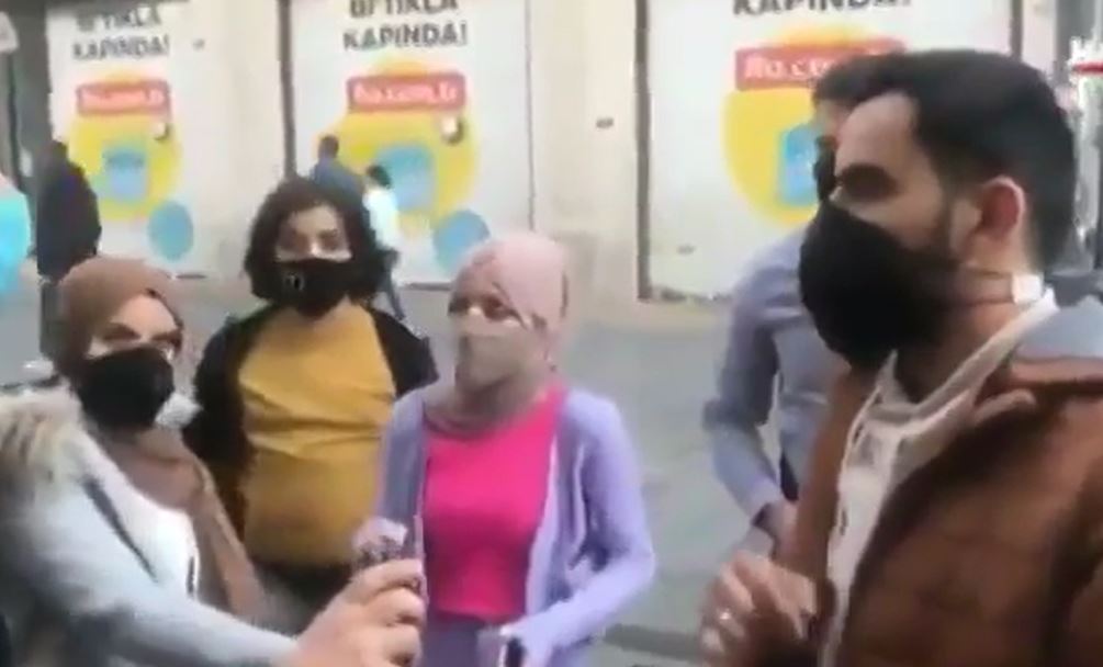 Maskesiz turistler gazetecilere saldırdı