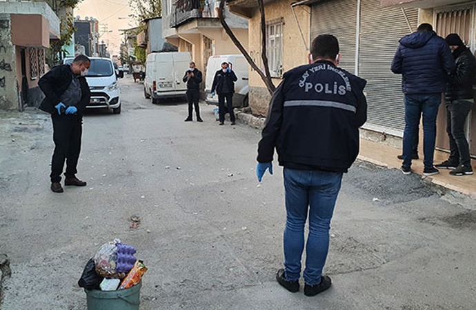 Adana’da sokak ortasına ses bombası attılar