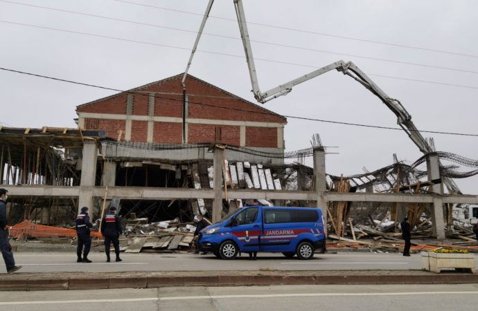 Bursa’da inşaatta çökme: Enkaz altına kalan 4 işçi kurtarıldı