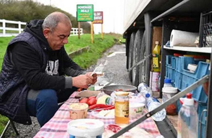 Türk şoförlerin kahvaltısı İngiltere’de gündem oldu: Kahvaltıdan ödün vermiyorlar