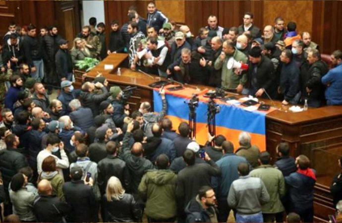 Ermenistan, Cumhurbaşkanı’nın onayı olmadan Genelkurmay Başkanı’nın görevine son verecek