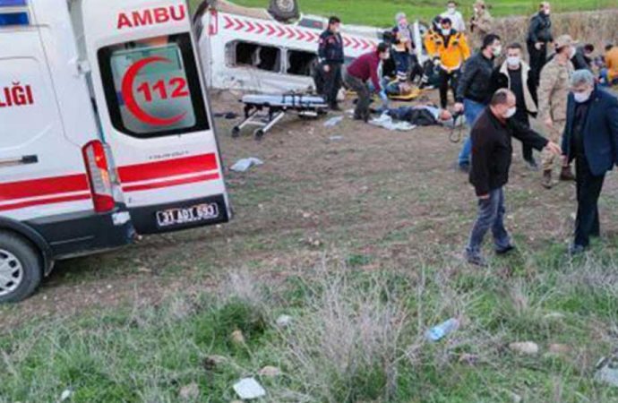 Sağlık emekçilerini taşıyan araç şarampole devrildi: 1 ölü, 12 yaralı