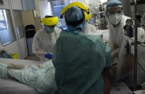 Koronavirüs hastası oda arkadaşını oksijen tüpüyle öldürdü
