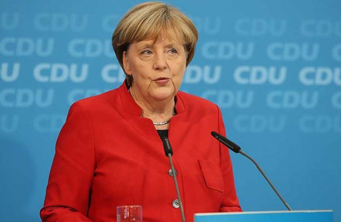 Merkel yeni yıl için ulusa seslendi: Sıram geldiğinde aşı olacağım