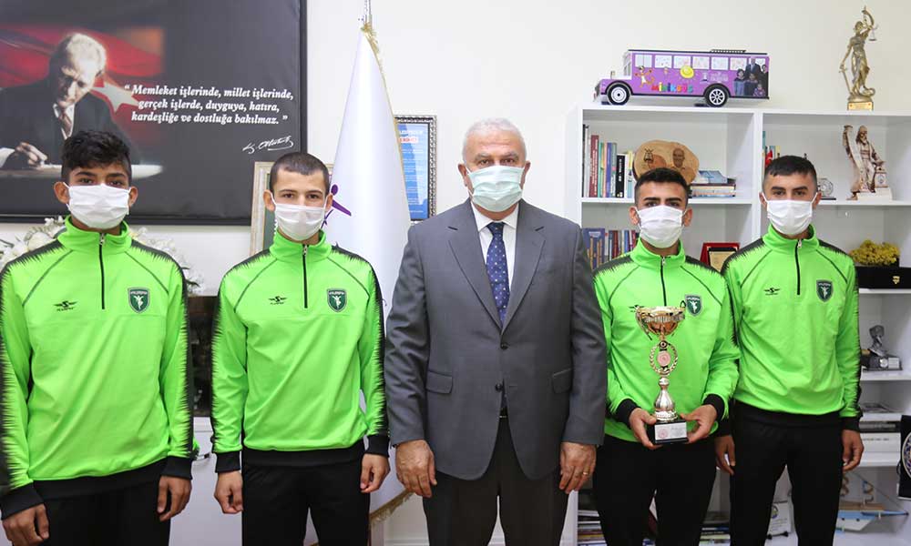 Şampiyon atletler Başkan Atay’ı ziyaret etti