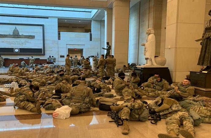 Joe Biden’ın yemin töreni için ABD’li askerler Kongre binasında yerde yatıyor!