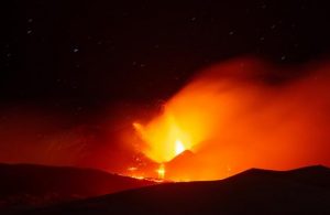 Etna Yanardağı lav püskürtmeye başladı, uçaklar rötar yaptı!