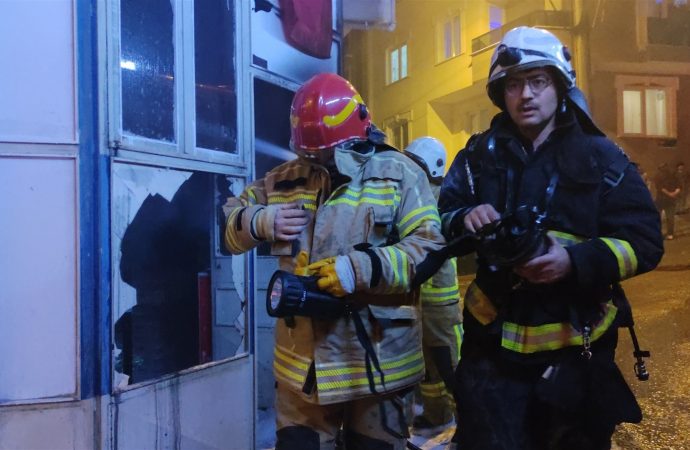 Bursa’da, yangın çıkan markette art arda meydana gelen patlama korkuttu