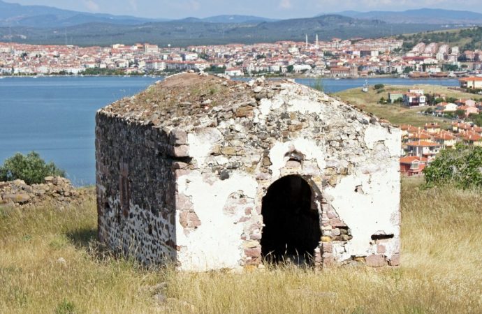 250 yıllık manastır şapeli defineci kazıları nedeniyle yıkıldı