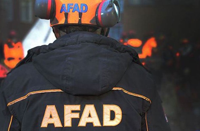 Göçük ihbarı alan AFAD ekipleri yolda namaz molası verdi! 2 genç hayatını kaybetti